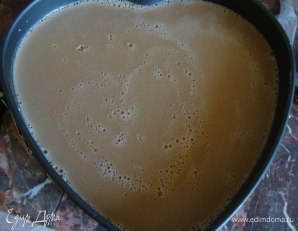 Доводим до кипения, помешивая и выливаем сверху застывшего суфле.