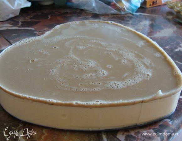 Когда все застыло, можно для убыстрения процесса поставить торт в морозилку на пару минут. Аккуратно проводим ножом между формой и суфле и снимаем бортики.