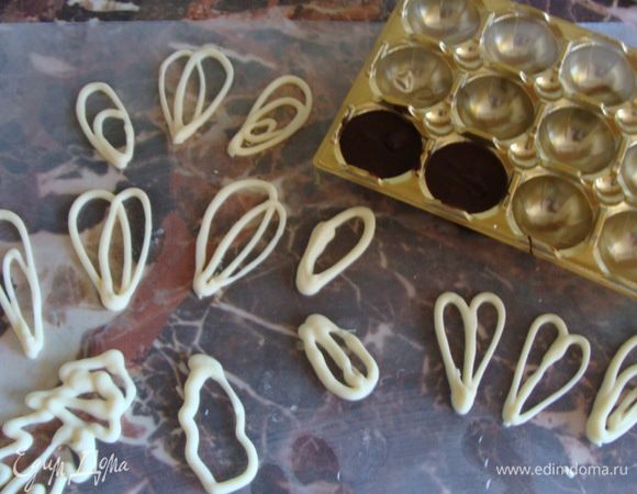 Далее растапливаем шоколад. Я топлю в микроволновке около минуты, затем вынимаю и размешиваю чистой сухой ложкой твердые комки до равномерной массы. Важно!! Если в горячий шоколад попадет хоть капля воды, он свернется в крошки.
Накладываю его в кондитерский кулек и пишу, делаю узоры и т.д. Ставим в морозилку на пару минут и готово!!!