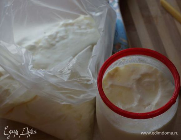 Вот мой йогурт (ряженка), переложила из банки в плотный пакет, заморозила (4 часа хватило), потом переложила в муслиновую тряпочку (специально для творога), отвешивала сутки.