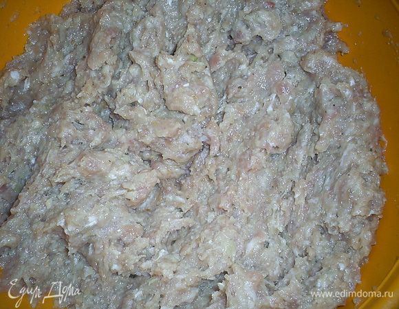 Перемалываем на мясорубке мясо, очищенный лук (точное количество регулируйте по своему вкусу, я люблю, когда в котлетах много лука) и замоченный в молоке батон. К полученному фаршу добавляем яйца (2шт.), тщательно перемешиваем до полной однородности. Солим, перчим по вкусу, добавляем любимые приправы (по желанию). Слегка отбиваем фарш, побросав его в миску.