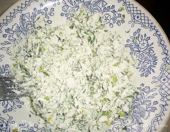 Для начинки творог растираем вилкой с солью, добавляем 1 яйцо и мелко нарезанный укроп. Можно взять укроп наполовину с петрушкой. Количество зелени тоже регулируйте по своему вкусу.