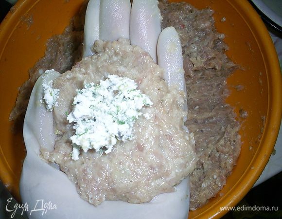 Теперь приступаем к формированию котлеток. Берем порцию фарша, формируем из него лепешку. Кладем сверху начинку и залепляем как пирожок. Придаем заготовке форму котлетки.