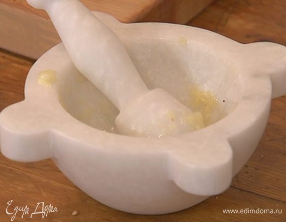 Чеснок почистить и растереть в ступке со щепоткой соли.