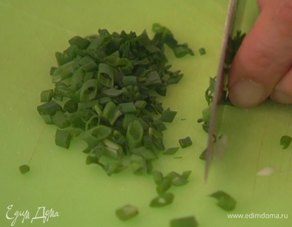 Зеленый лук мелко порубить.