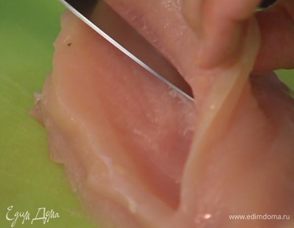 Куриные грудки надрезать сбоку, не прорезая до конца, чтобы получился карман.