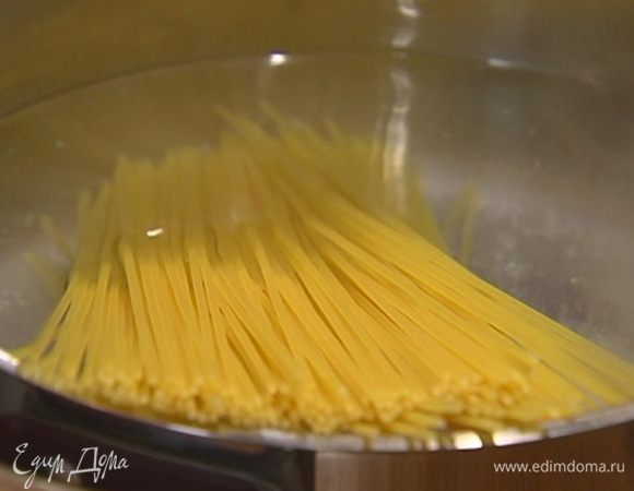 Спагетти отваривать в подсоленной воде на 1–2 минуты меньше, чем указано в инструкции на упаковке, затем воду слить.