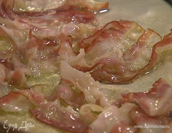 В сковороде, где жарился чеснок, обжарить до золотистого цвета бекон, выложить его на бумажное полотенце, чтобы удалить излишки жира, затем мелко нарезать.