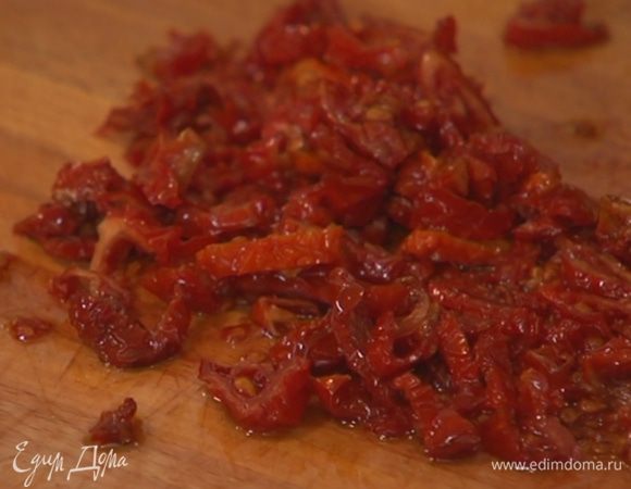 Вяленые помидоры мелко нарезать.