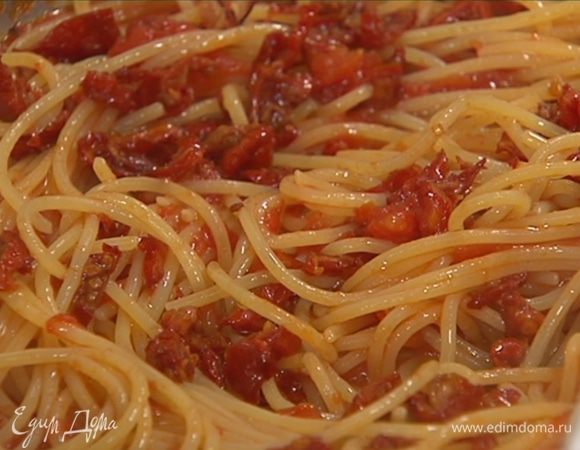 Готовые спагетти выложить в сковороду с соусом, все перемешать, добавить вяленые помидоры, оставшееся оливковое масло и еще раз перемешать.