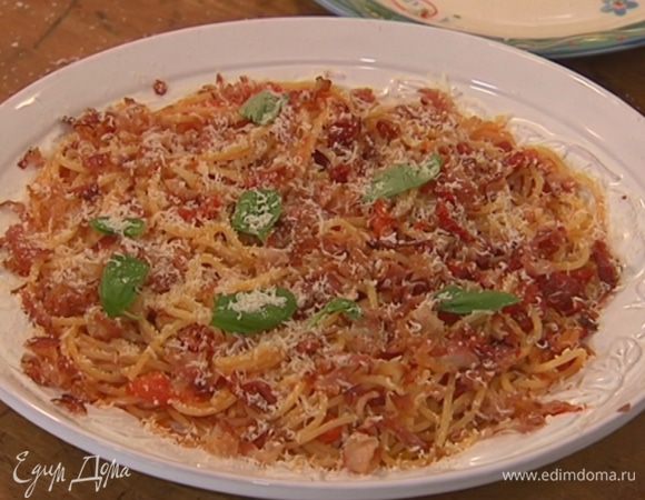 Пармезан натереть на мелкой терке и посыпать макароны.