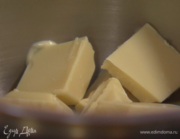 Весь шоколад поломать на небольшие кусочки и растопить на водяной бане.