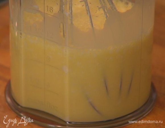 Молоко соединить с яйцами и 50 г предварительно размягченного сливочного масла и взбить все блендером в однородную массу.