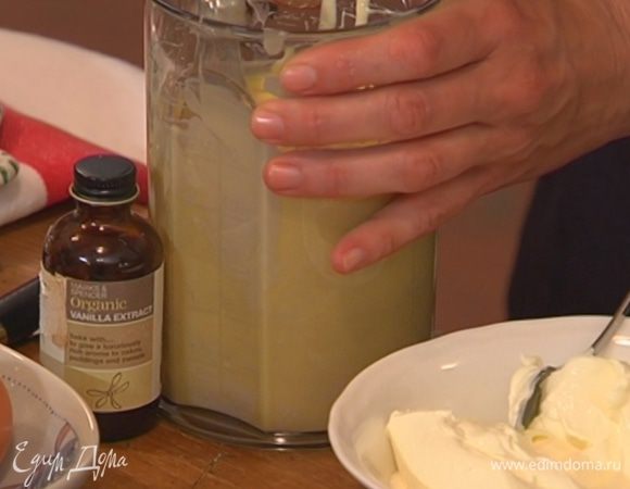 Добавить ванильный экстракт, половину растопленного шоколада и еще раз взбить все блендером.