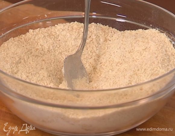 Муку перемешать с сахаром, кокосовой стружкой, разрыхлителем и солью.