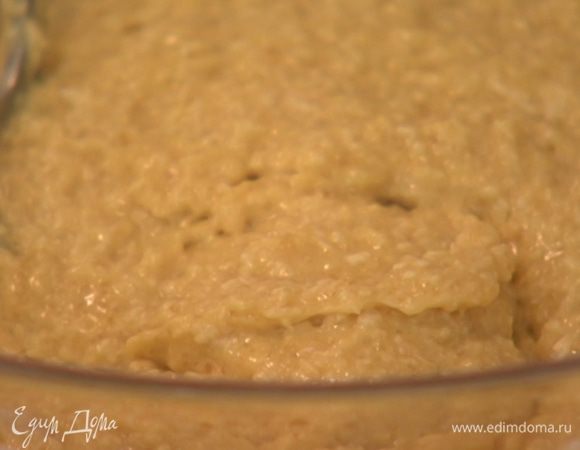 Яично-шоколадную смесь влить к муке с кокосом и вымешать гладкое, однородное тесто.