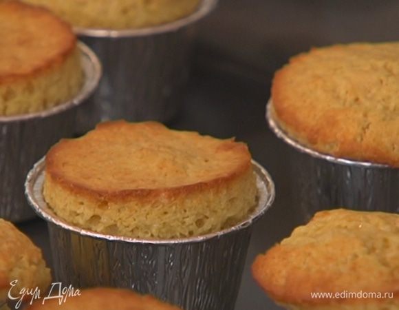 Выпекать капкейки в разогретой духовке 15–18 минут.