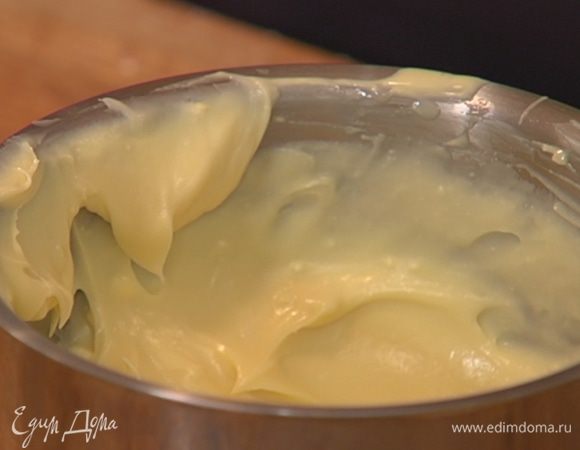 Оставшийся растопленный шоколад перемешать с маскарпоне и отправить крем в холодильник.