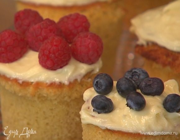 Готовые капкейки остудить, затем покрыть кремом и украсить ягодами.