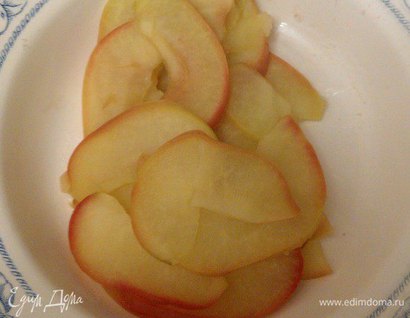Яблоки разрезать пополам, вырезать несъедобную часть. Порезать тонкими дольками толщиной 2 мм.
В кастрюльку налить 250 мл воды, довести до кипения. 
Добавить сахар.
Положить в кипяток дольки яблок.
Варить не более 2-3 минут, чтобы дольки яблок получились гибкими.
Шумовкой вытащить на тарелку, пусть немножко остынут.