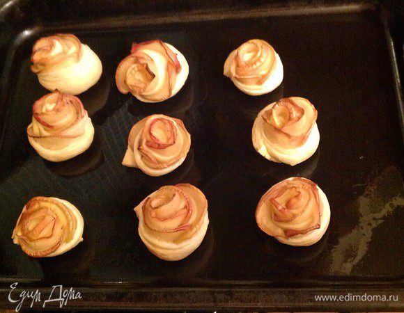 Выставить готовые слоечки на противень (можно использовать бумагу для выпечки). 
Выпекать в разогретой до 200 градусов духовке около 30 минут.