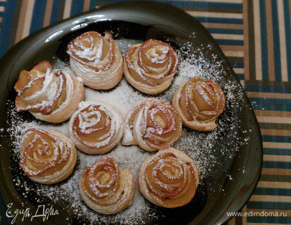 Посыпать слойки сахарной пудрой через ситечко. Если хочется послаще, то больше посыпать.

Все готово. Приятного аппетита!