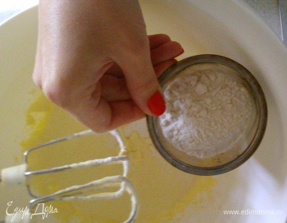 Начнем с бисквита. Отделяем белки от желтков, белки убираем в холодильник. Желтки взбиваем с сахаром. Затем добавляем просеянную муку, смешанную с крахмалом.