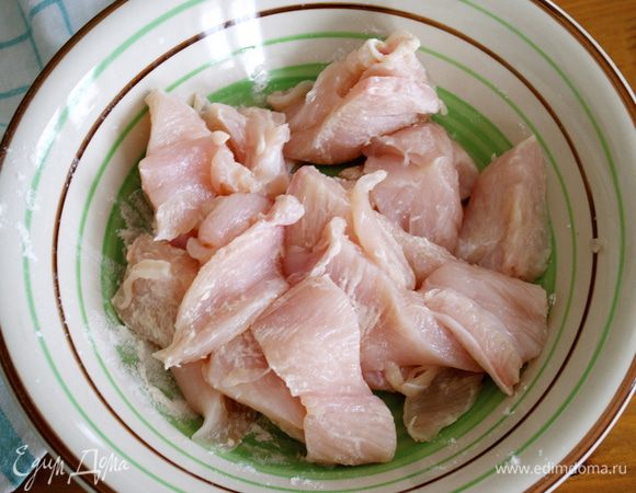 Куриную грудку нарезать небольшими кусочками и слегка обвалять в муке.