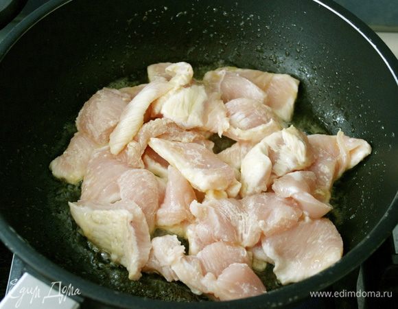 В большой сковороде разогреть оливковое масло (можно добавить чуть-чуть сливочного) и слегка обжарить кусочки курицы на среднем огне со всех сторон.