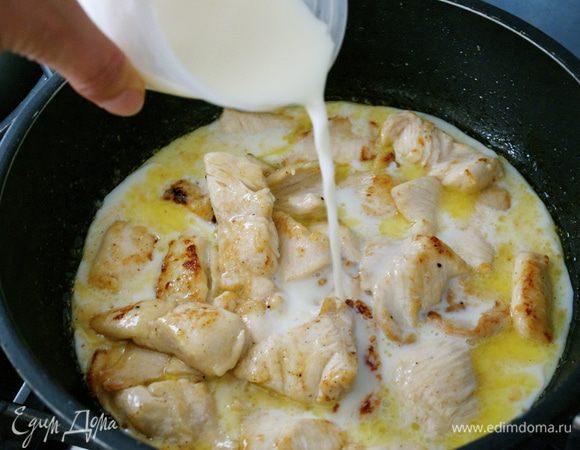 Как только курочка поджариться со всех сторон, посолить и влить молоко.