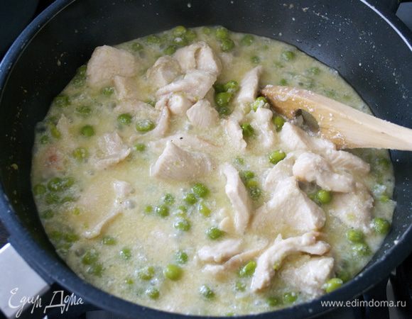 Потушить все вместе на несильном огне еще около 15 минут до загустения соуса. 