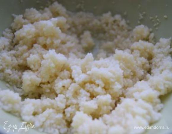 Кус-кус залить горячей водой 1:2, оставить на 10 минут, затем "взрыхлить".