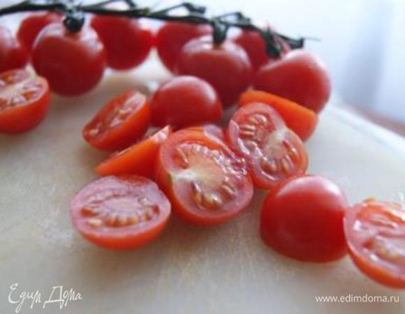 Помидорки порезать пополам.