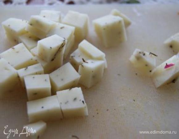 Моцареллу порезать кубиками.