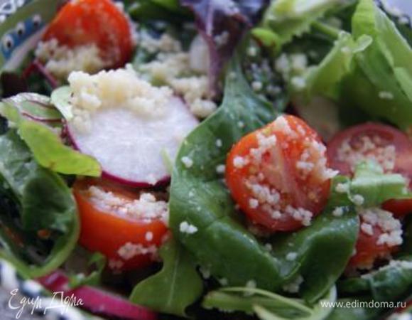 Соединить, добавить микс салата, шпинат, заправить кунжутным маслом.