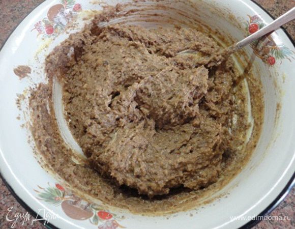 1. Разогреть духовку до 180 градусов. Лист (у меня размером 24 х 34 ) выстлать пекарской бумагой, смазать ее растительным маслом и посыпать панировочными сухарями.
2. 	Тщательно растереть масло с сахарной пудрой. Добавить по одному яичные желтки, молотые орехи, сухари и какао. Тщательно перемешать.