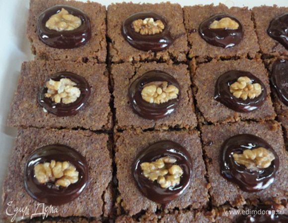 5.	Для глазури шоколад поломать на кусочки, соединить с маслом и молоком и растопить на водяной бане. Готовый корж остудить и разрезать на печенье произвольной формы, затем покрыть шоколадной глазурью. Украсить орехами.
В рецепте предлагалось обмакивать каждый кусочек в глазури, но печенье настолько нежное, что оно просто бы ломалось и я его украсила так, как видно на фото, хотя можно было налить хаотичными полосками и даже шоколадом двух цветов.