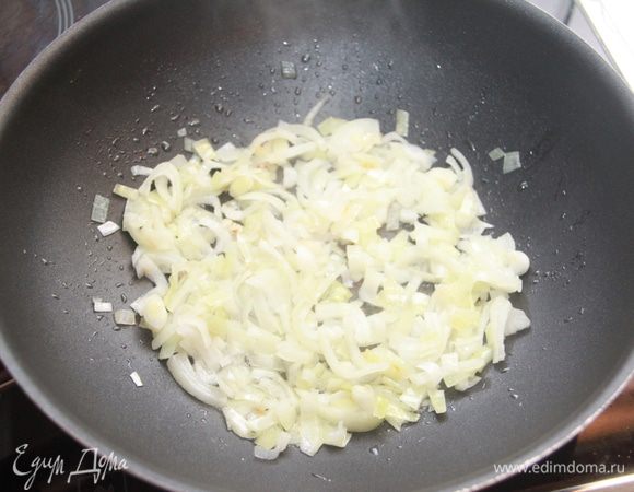Лук нашинковать и обжарить на 2 ст.л. масла 2-3 минуты.