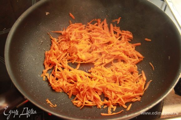 В той же сковороде слегка обжарить в 2 ст.л. масла морковь.