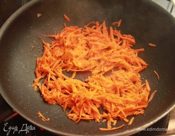 В той же сковороде слегка обжарить в 2 ст.л. масла морковь.