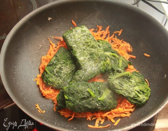 Добавить замороженные листья шпината. Тушить до размягчения листьев несколько минут (7-8) под крышкой, периодически перемешивая.