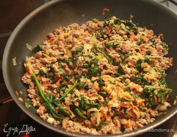 К овощной смеси добавить мясную и перемешать. Добавить протёртые томаты в собственном соку, посолить, поперчить, добавить щепотку молотой гвоздики (можно ещё щепотку мускатного ореха), выдавить через пресс пару зубчиков чеснока. Снять с огня.