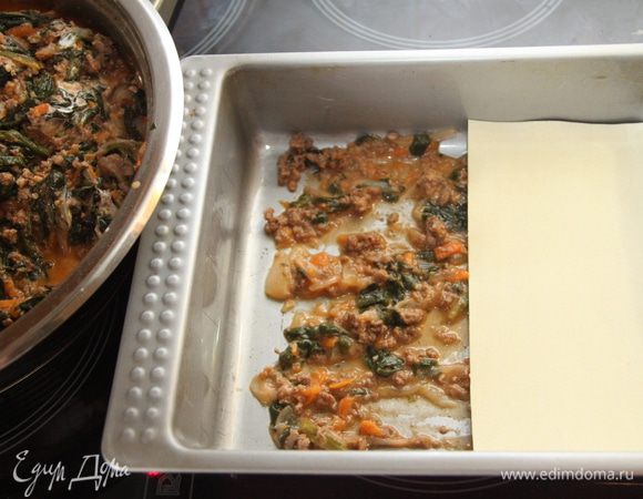 Форму слегка смазать растительным маслом, выложить на дно пару ложек соуса, сверху положить листы лазаньи. Внимание! Сейчас продаётся лазанья -листы, не требующие варки! (у меня именно они). Смотрите на способ приготовления на упаковке!