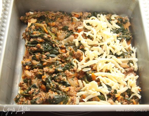 На листы лазаньи выложить соус, присыпать тёртым сыром. Чередовать слои теста, соуса и сыра несколько раз (зависит от размеров формы).