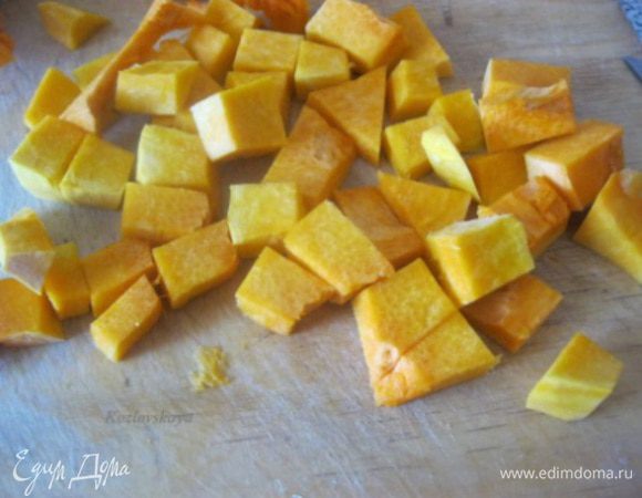Очистить тыкву, нарезать на небольшие кубики.
* Нам нужно 400 гр мякоти тыквы.