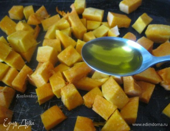 Приготовить тыкву можно любым удобным для вас способом.
Я запекала в духовке , с добавлением 1 ст.л оливкового масла, 40 минут, до мягкости.
