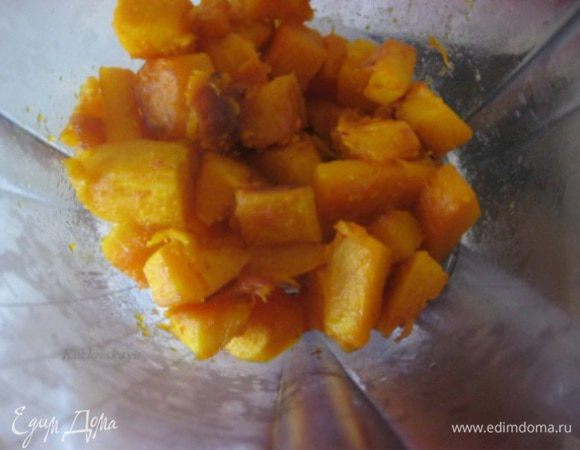 Пюрировать готовую тыкву. Немного остудить.