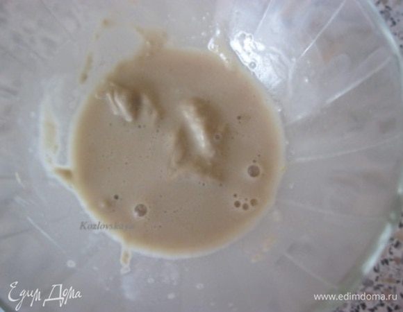 Дрожжи развести в теплой воде, и оставить на 10-15 минут.