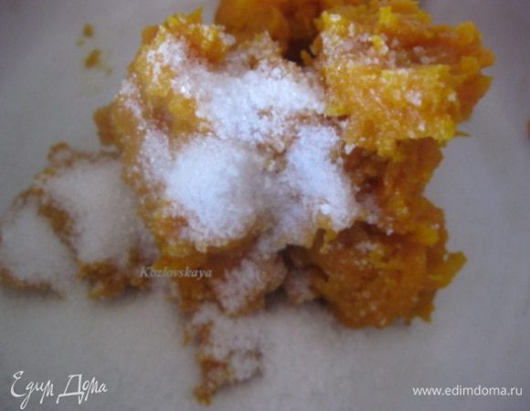 В пюрированную тыкву добавить сахар и соль. Перемешать.