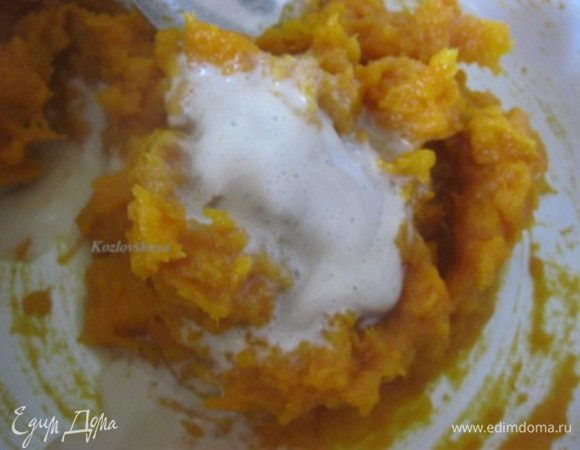 Добавить разведенные дрожжи.
Перемешать до однородности.